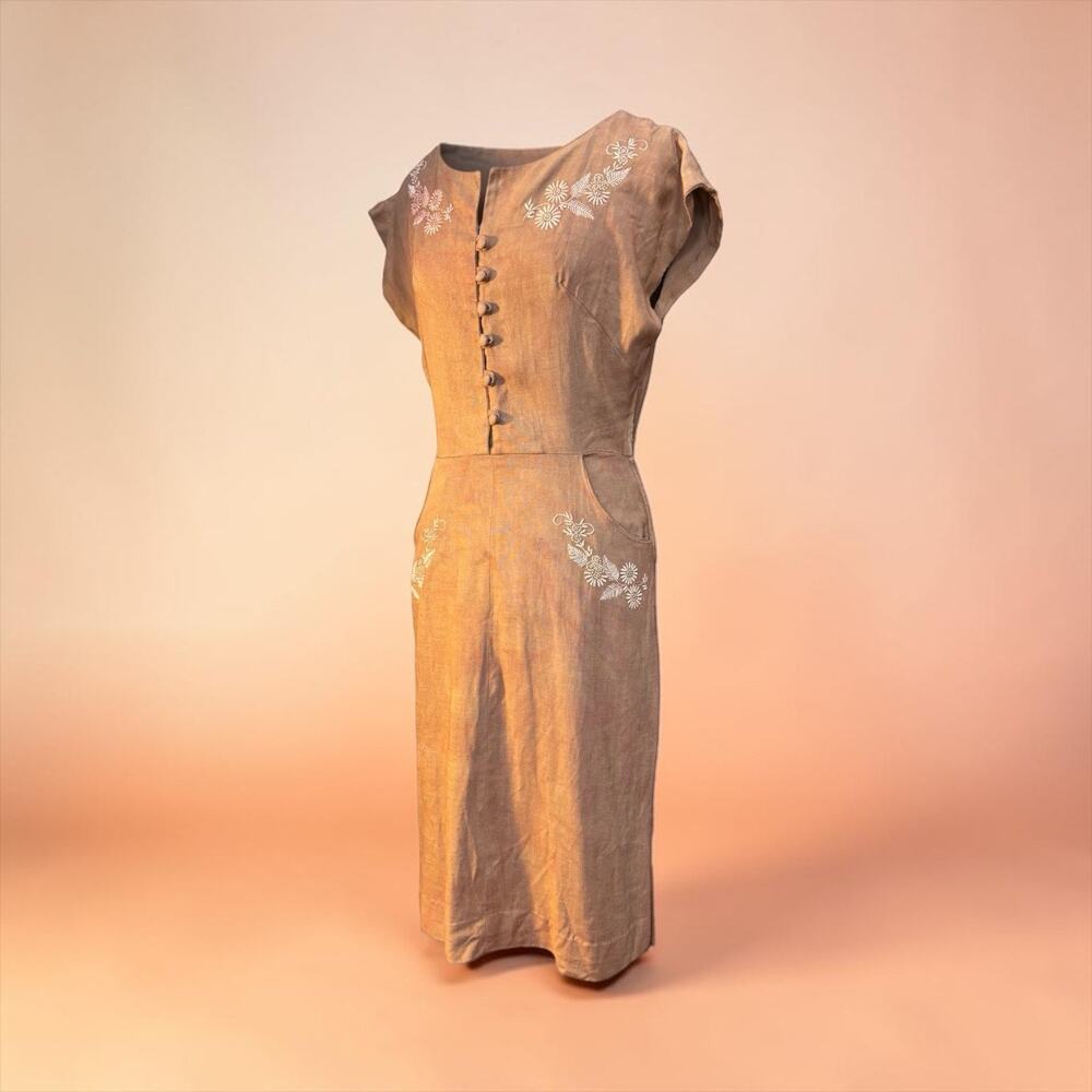 1940s Embroidered Linen Dress Earthy Brown Button Front Pockets Cottagecore